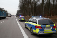 A1, Unfall, Überschlag, Baum, schwer beschädigt, Verletzt