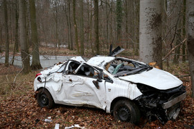 A1, Unfall, Überschlag, Baum, schwer beschädigt, Verletzt